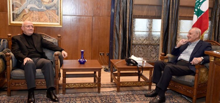 الرئيس بري تابع تطورات الاوضاع والمستجدات خلال استقباله الوزيرة السابقة زينة عكر ، محافظ الجنوب ، والوزير السابق غازي العريضي .