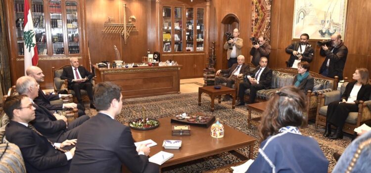 الرئيس بري عرض الاوضاع في لبنان والمنطقة والتحضيرات لمؤتمر باريس لدعم الجيش وقوى الامن الداخلي خلال لقائه وزير الخارجية الفرنسي والوفد المرافق ، واستقبل سفير إسبانيا ، والنائب الاول لحاكم مصرف لبنان .