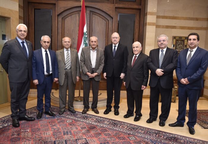 الرئيس بري تابع الاوضاع العامة والمستجدات خلال لقائه نائب رئيس مجلس النواب السابق ايلي الفرزلي ، واستقبل وفداً من مجلس كتاب العدل ، ووفداً من مجلس أمناء الجمعية الخيرية الإسلامية العاملية .