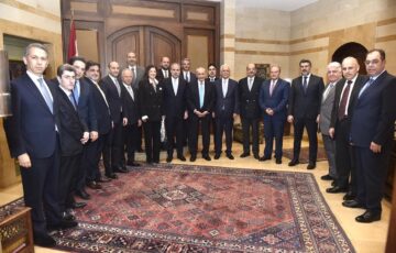 الرئيس نبيه بري خلال استقباله نقيب المحامين في بيروت وعدد من النقباء السابقين واعضاء مجلس النقابة الجديد : الإنتخابات النيابية في موعدها في في العاشر من أيار المقبل .