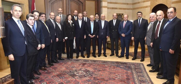 الرئيس نبيه بري خلال استقباله نقيب المحامين في بيروت وعدد من النقباء السابقين واعضاء مجلس النقابة الجديد : الإنتخابات النيابية في موعدها في في العاشر من أيار المقبل .