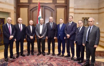 الرئيس بري تسلم المذكرة النيابية المطالبة بالتمسك بقوات اليونيفيل خلال لقائه وفدًا نيابيًا.