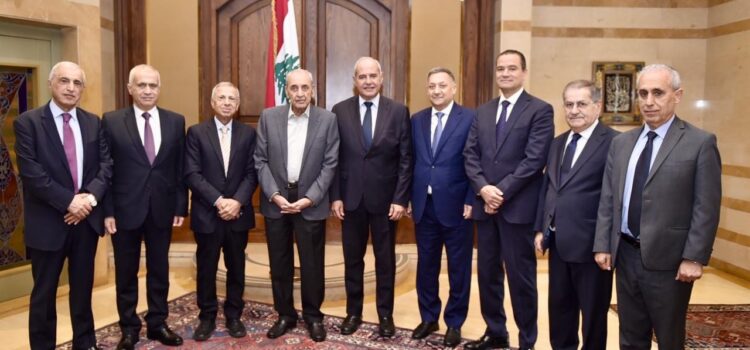الرئيس بري تسلم المذكرة النيابية المطالبة بالتمسك بقوات اليونيفيل خلال لقائه وفدًا نيابيًا.